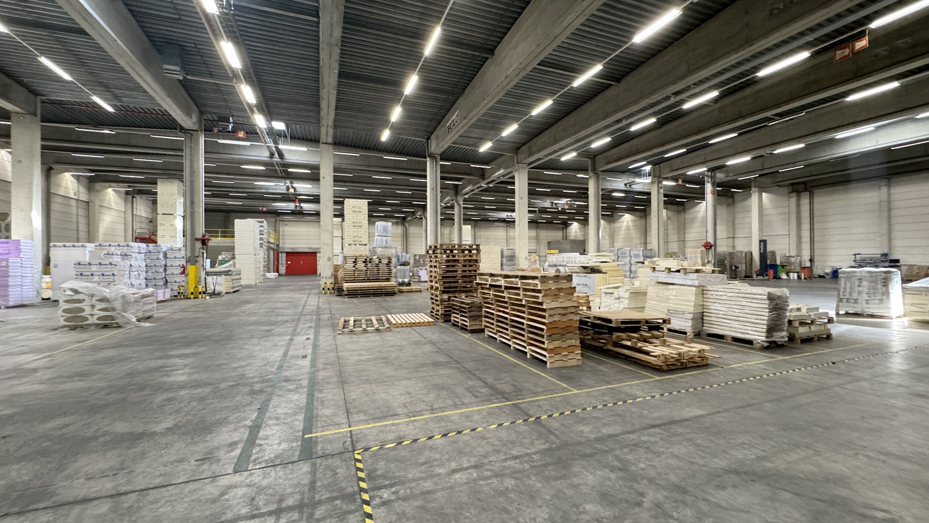 Loods met kantoor te huur nabij E19 in Mechelen