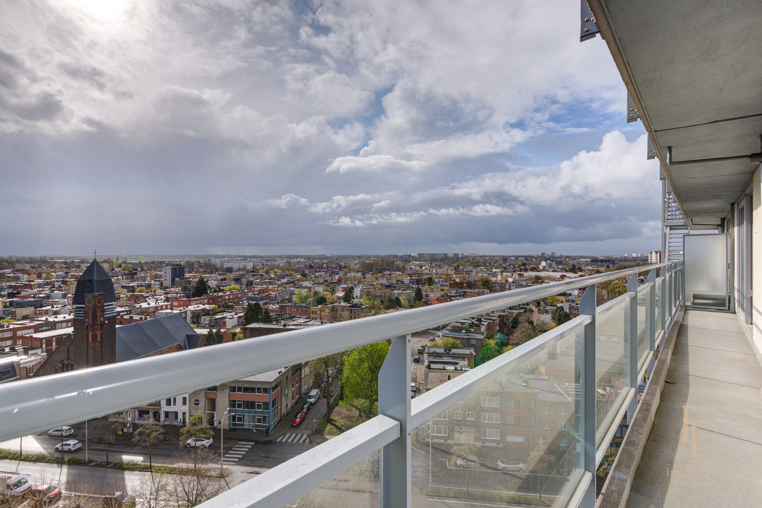 Te renoveren parel met potentieel + garagebox te Berchem! 