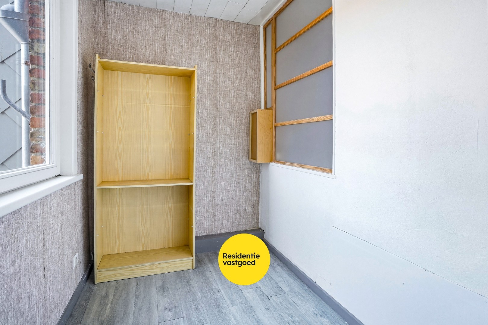 Goed gelegen gebouw op 117m² te De Panne bestaande uit een handelsruimte en woonst. 