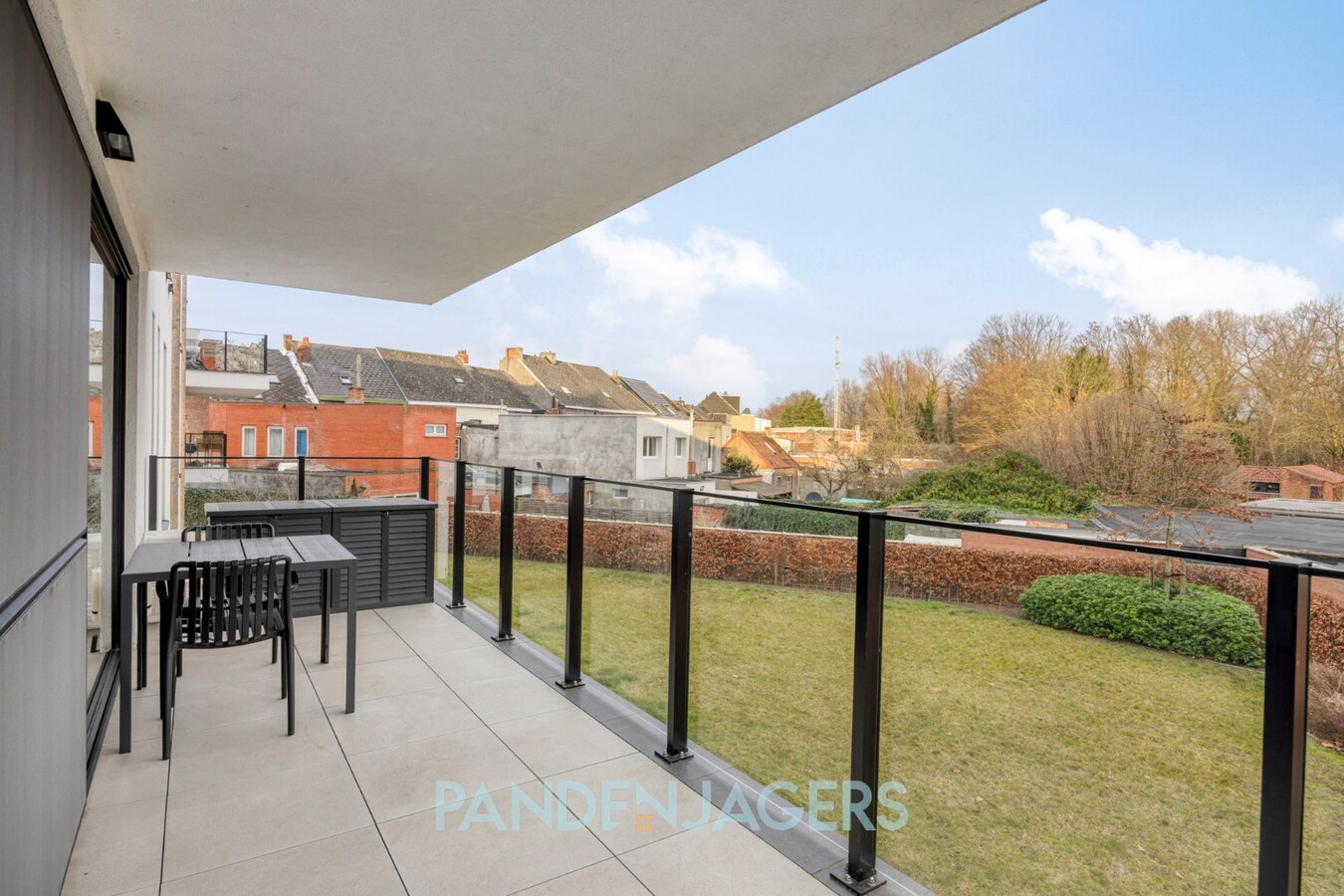 Instapklaar appartement met groot terras en ondergrondse parking in Willebroek 