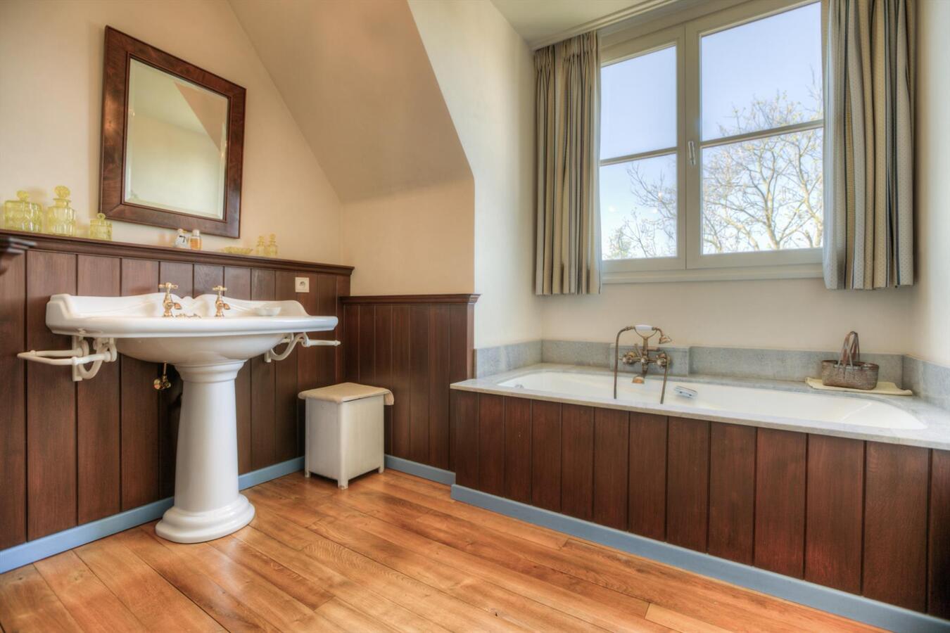 Ruime villa met praktijkruimte en prachtige tuin 