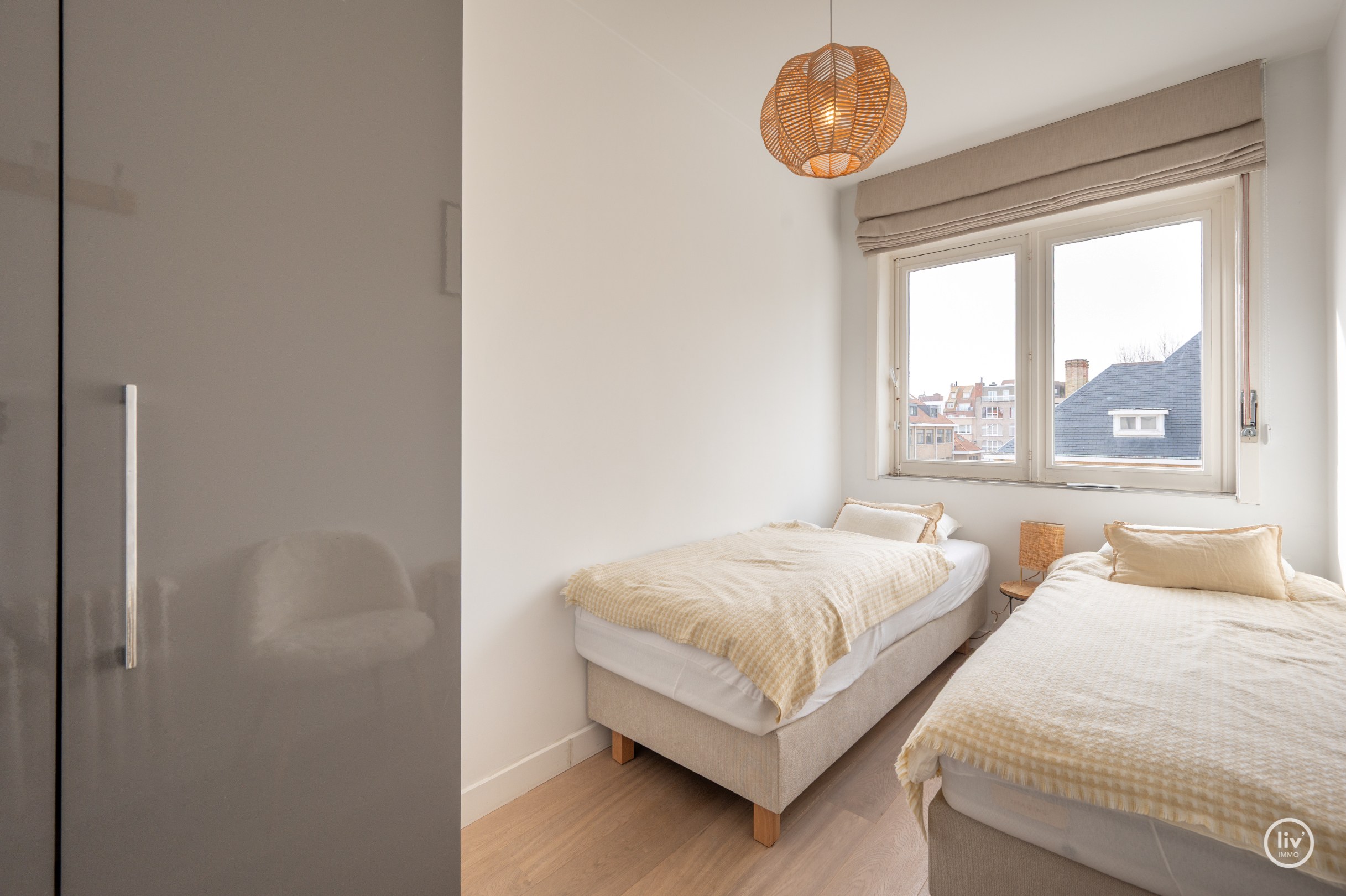 Dit uitstekend gelegen en bijzonder lichtrijke appartement geniet van een open zicht op de Heilig Hartkerk en dankzij de gunstige oriëntatie baadt het de hele dag in het zonlicht. Een aangename woonpl 