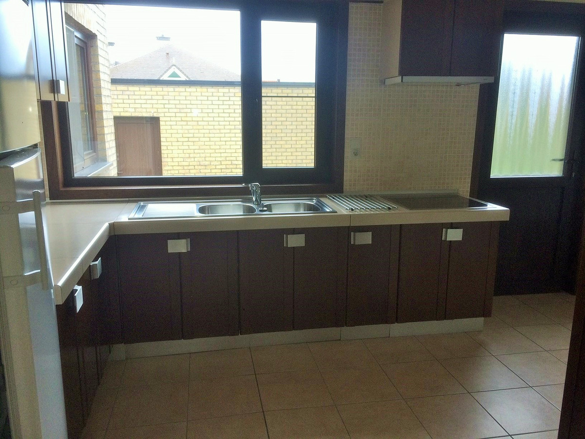 Rustig gelegen gelijkvloerse halfopen woning met 2 slpk's + dubbele garage 