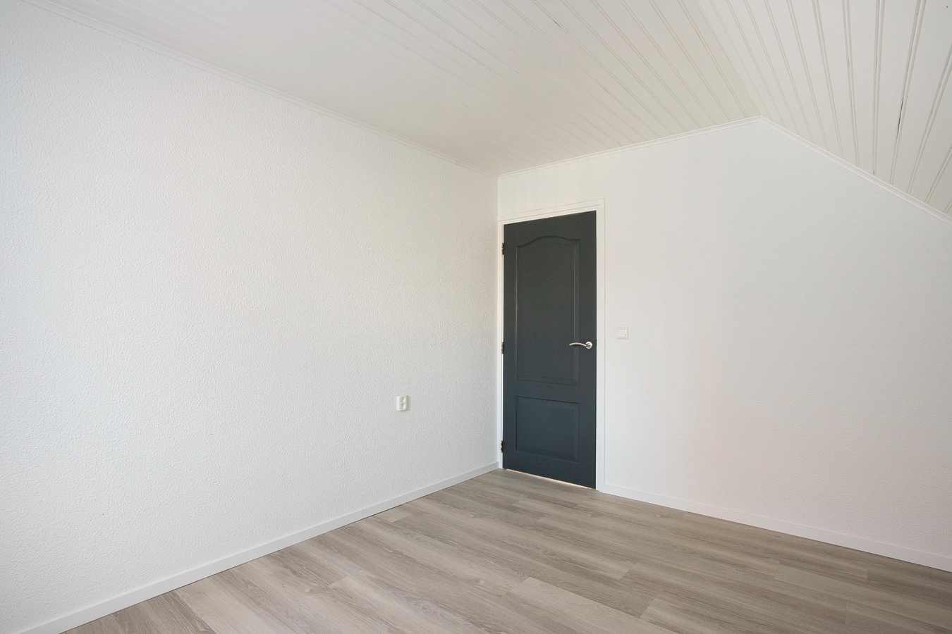 Deze vrijstaande woning met bedrijfsgebouwen staan aan de rand van Reusel tegen het bedrijventerrein. 