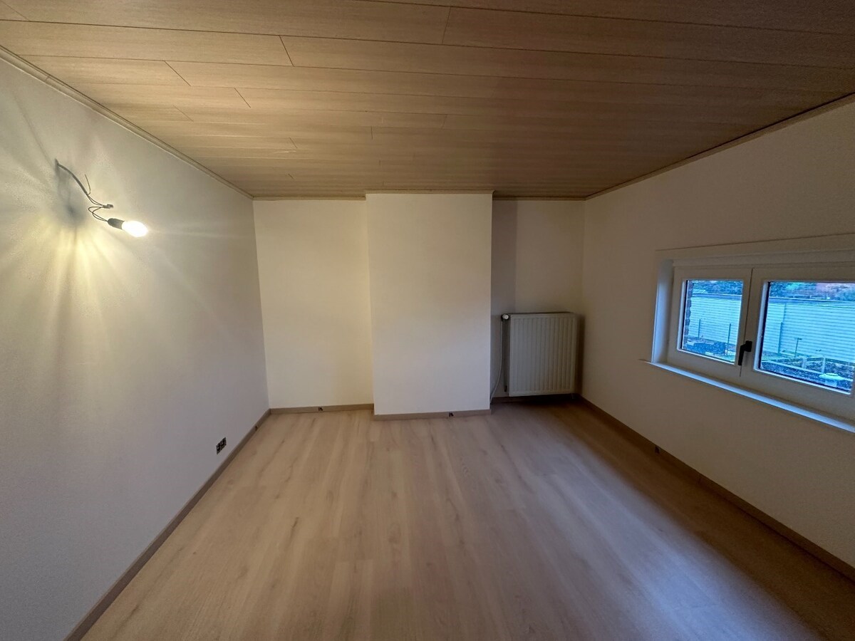 Vlot bereikbare woning met terras, tuin en achterliggende garage 