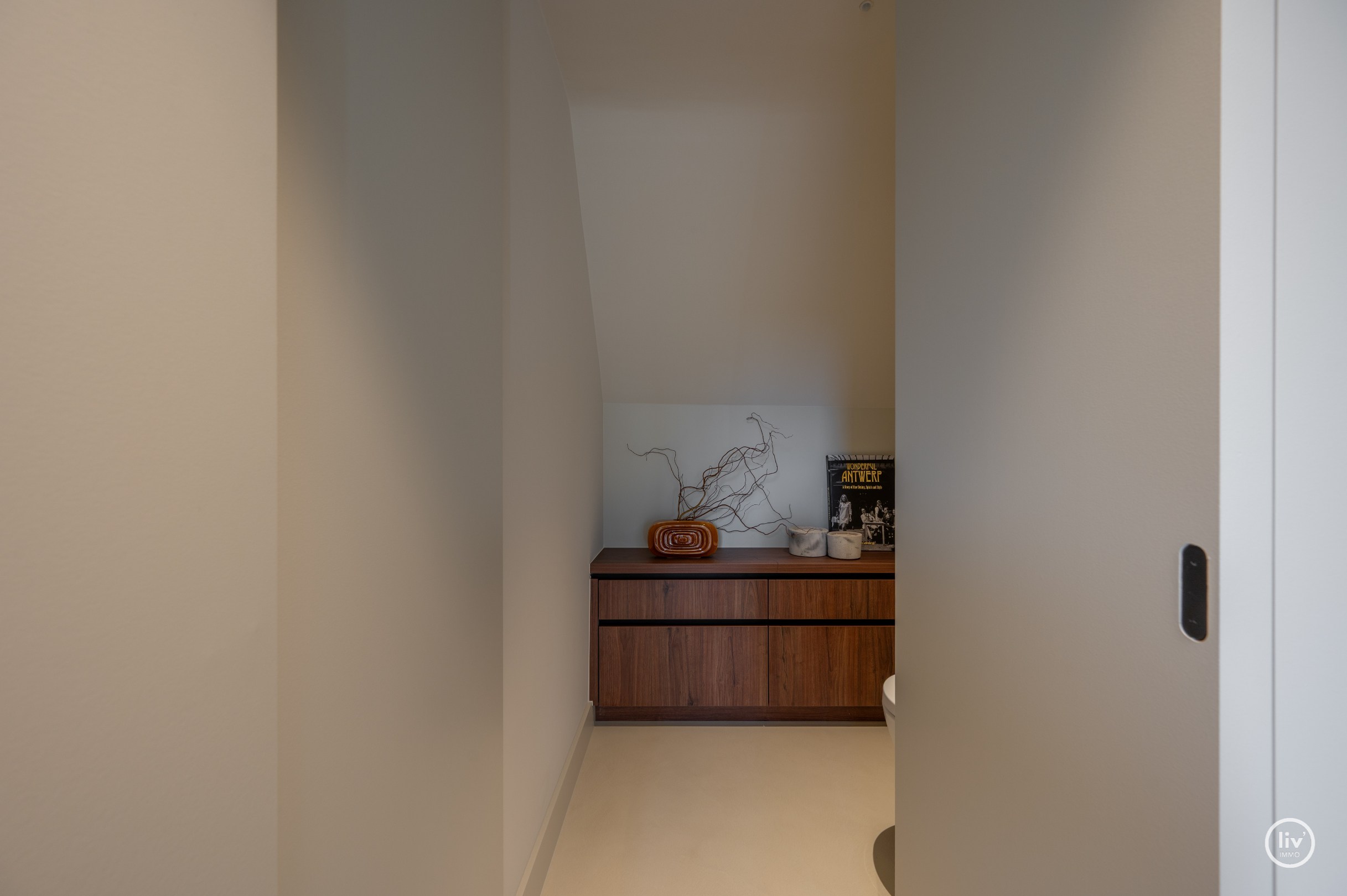 Prachtig gerenoveerde villa, gelegen op een groot perceel van 1365 m2 in een residentiële villawijk op fietsafstand van het centrum van Knokke. 