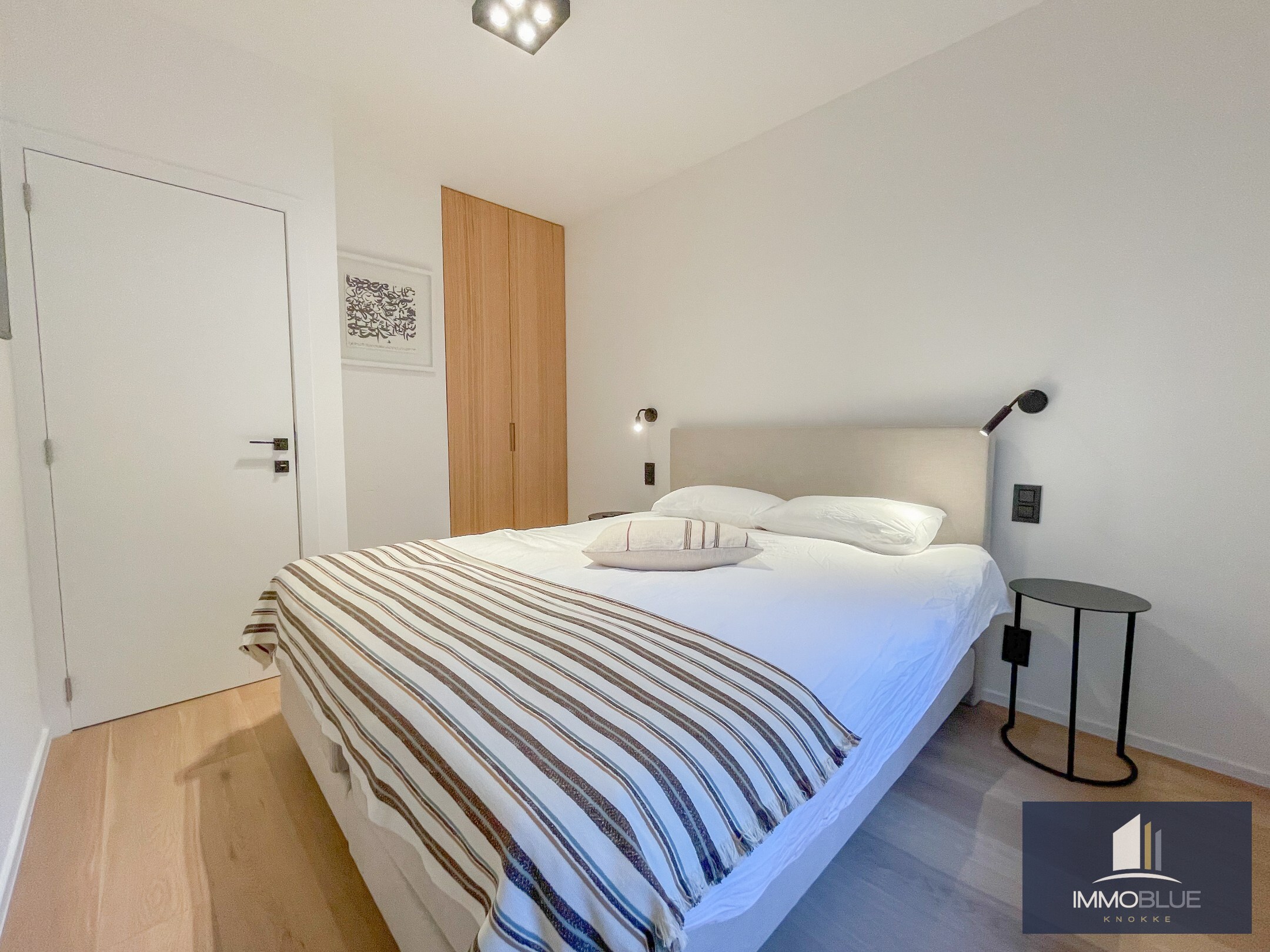 Appartement entièrement rénové avec une belle vue sur la mer. 