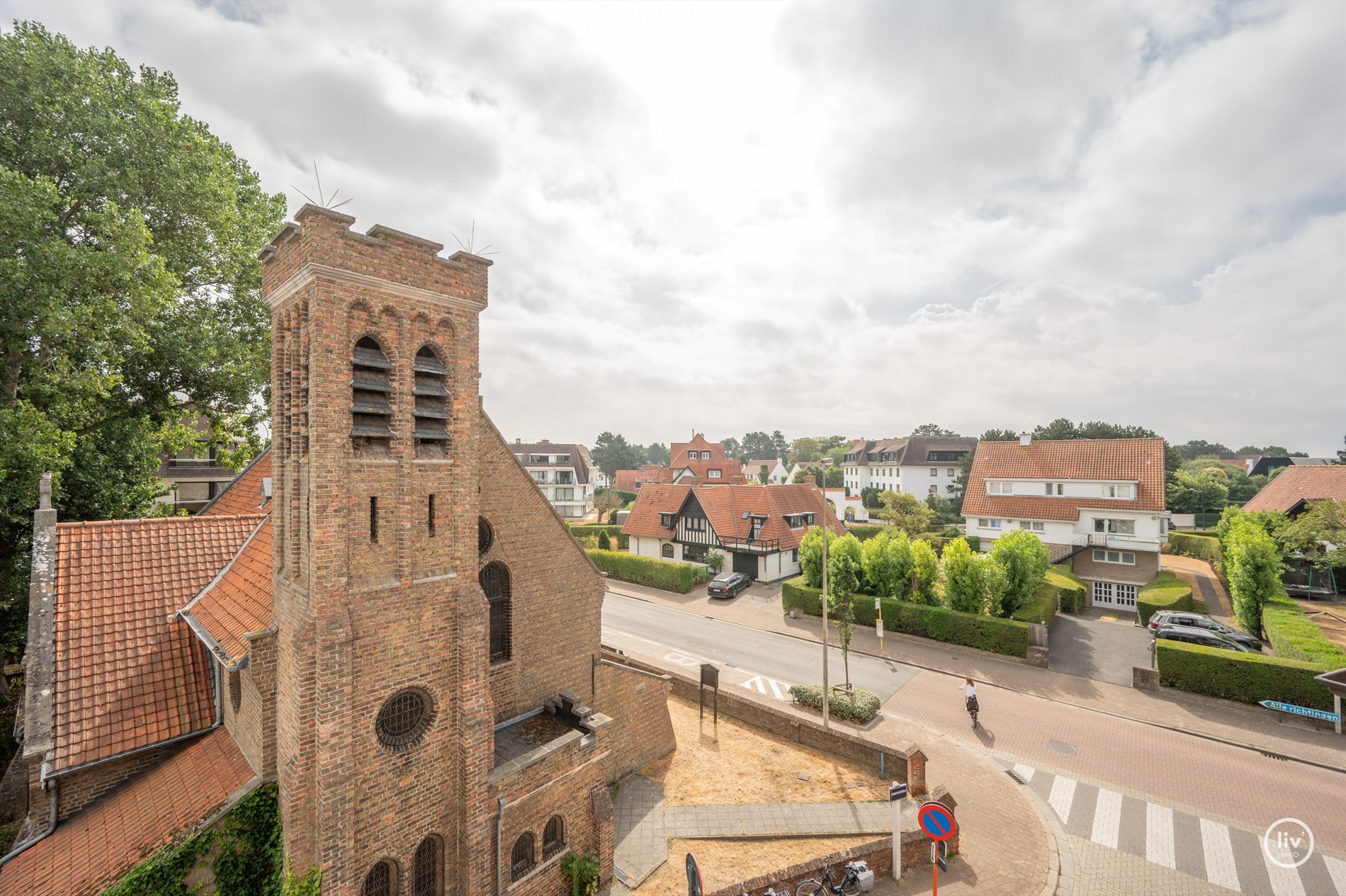 Super leuke, gerenoveerde studio met slaaphoek met open zicht over het Angelicanenkerkje in de Zoutelaan. 
