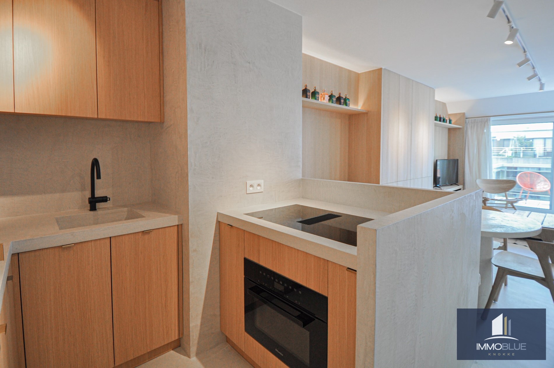 Appartement entièrement rénové avec une grande terrasse ensoleillée. 