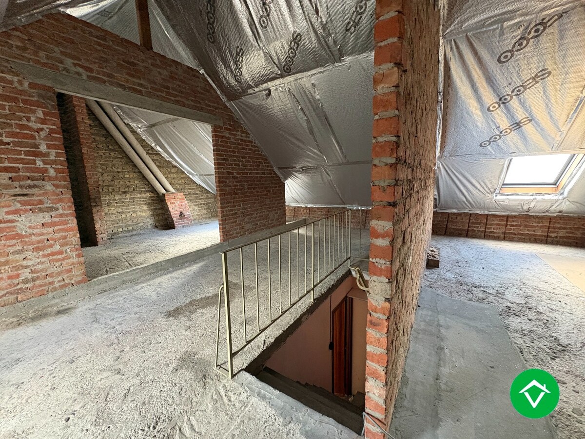 Te koop: Uniek gebouw met 2 appartementen, garage en ruime tuin – hartje Nieuwpoort-Stad 