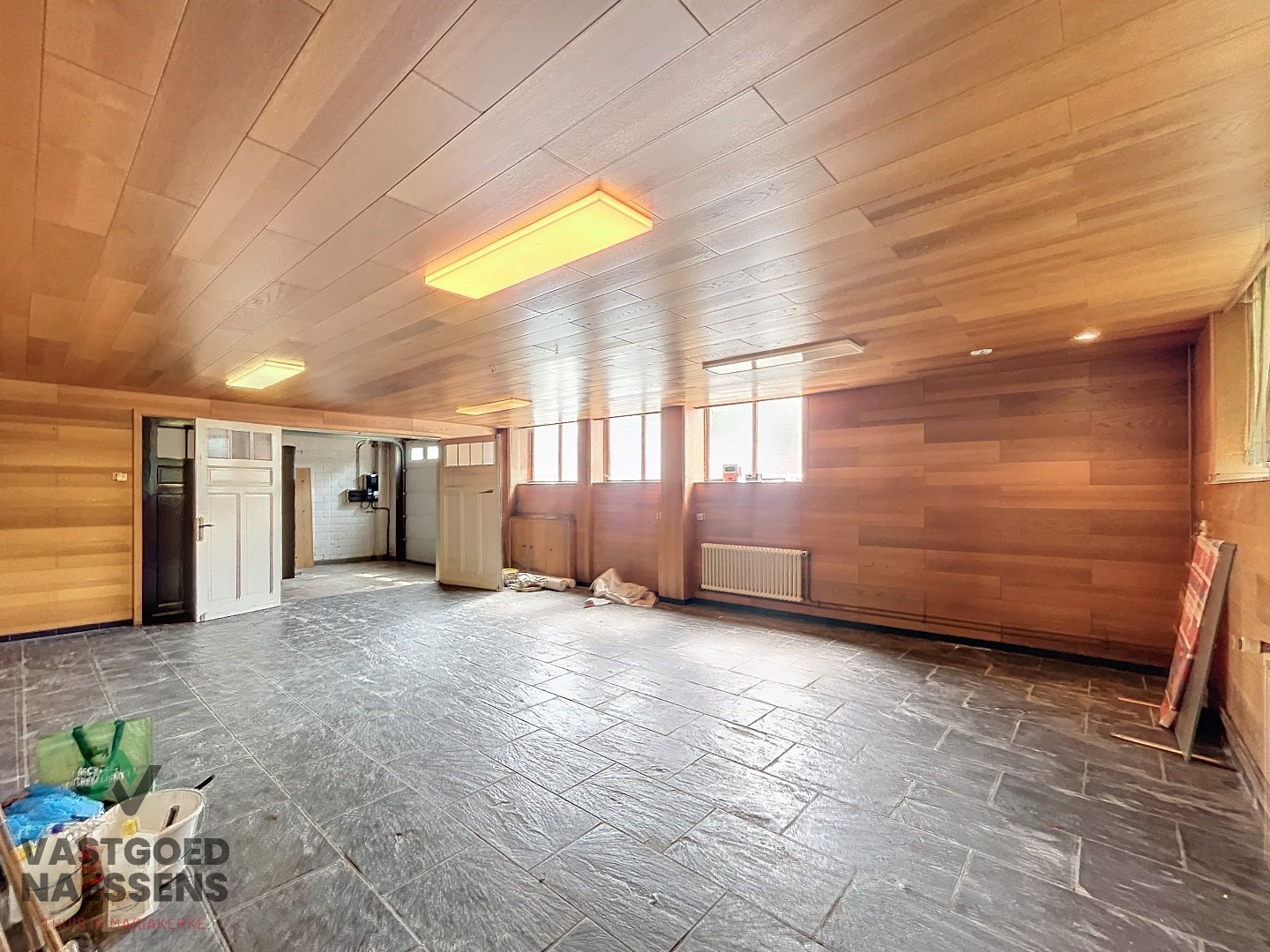 Maison d'angle avec entrepôt - garage - 5 chambres à coucher et terrasse 