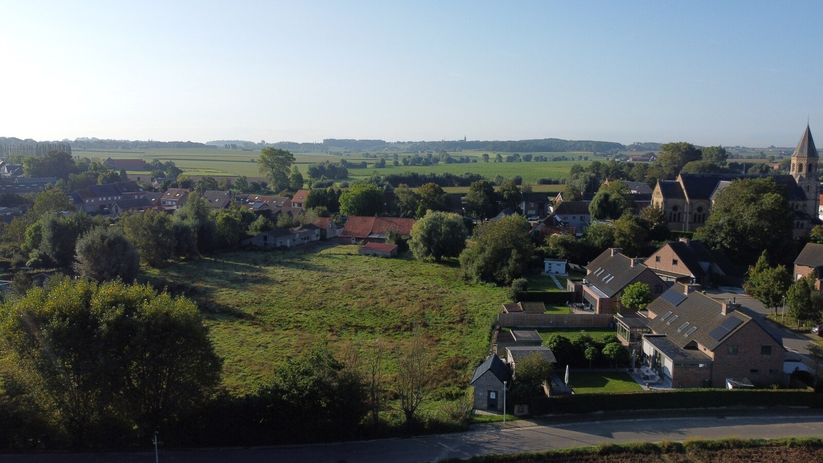 Hoeve uit wederopbouwperiode, gelegen in de dorpskern van Voormezele 