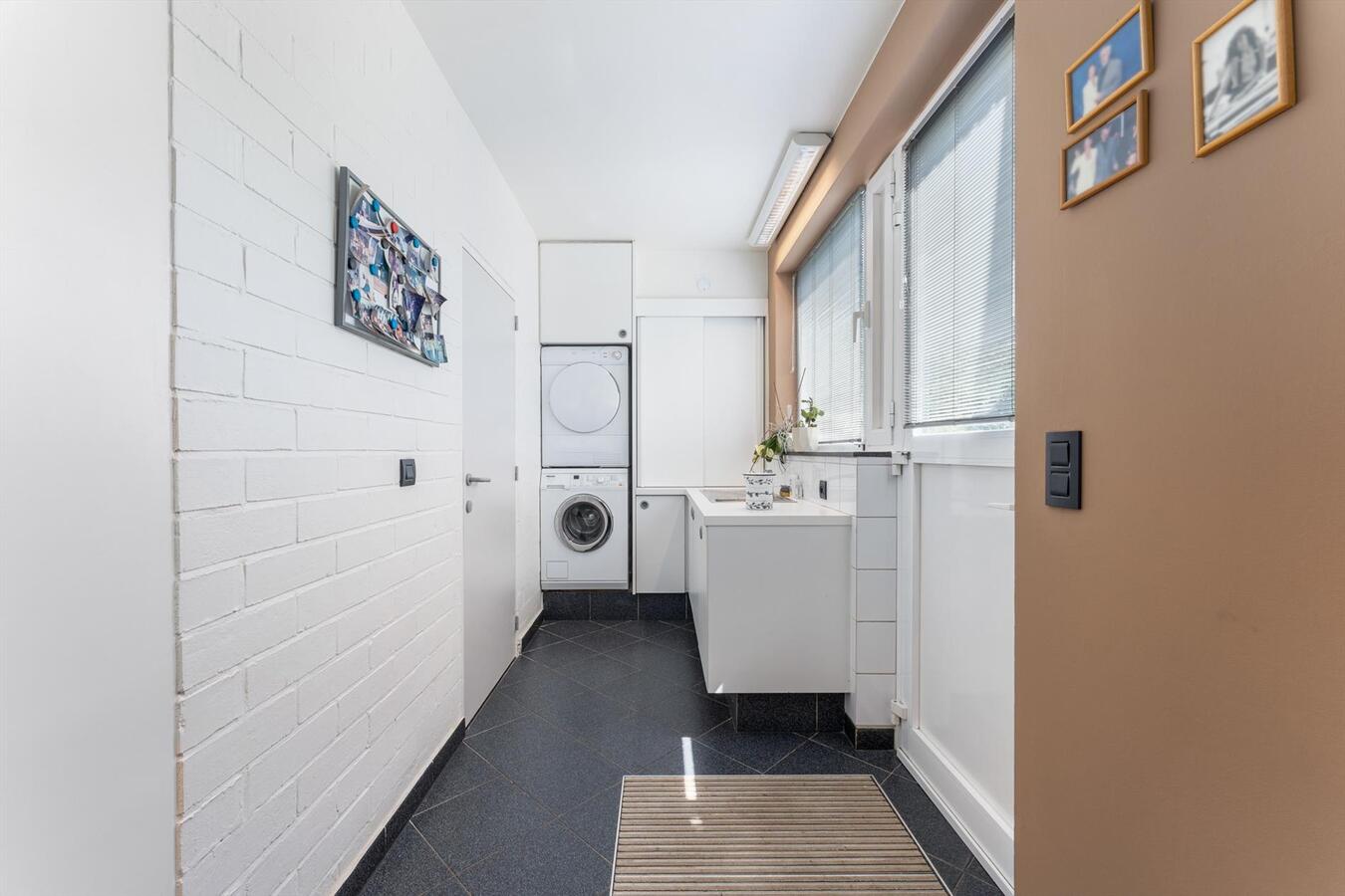 Zéér rustig gelegen woning met 5 slaapkamers en kantoorruimte te Kortemark 