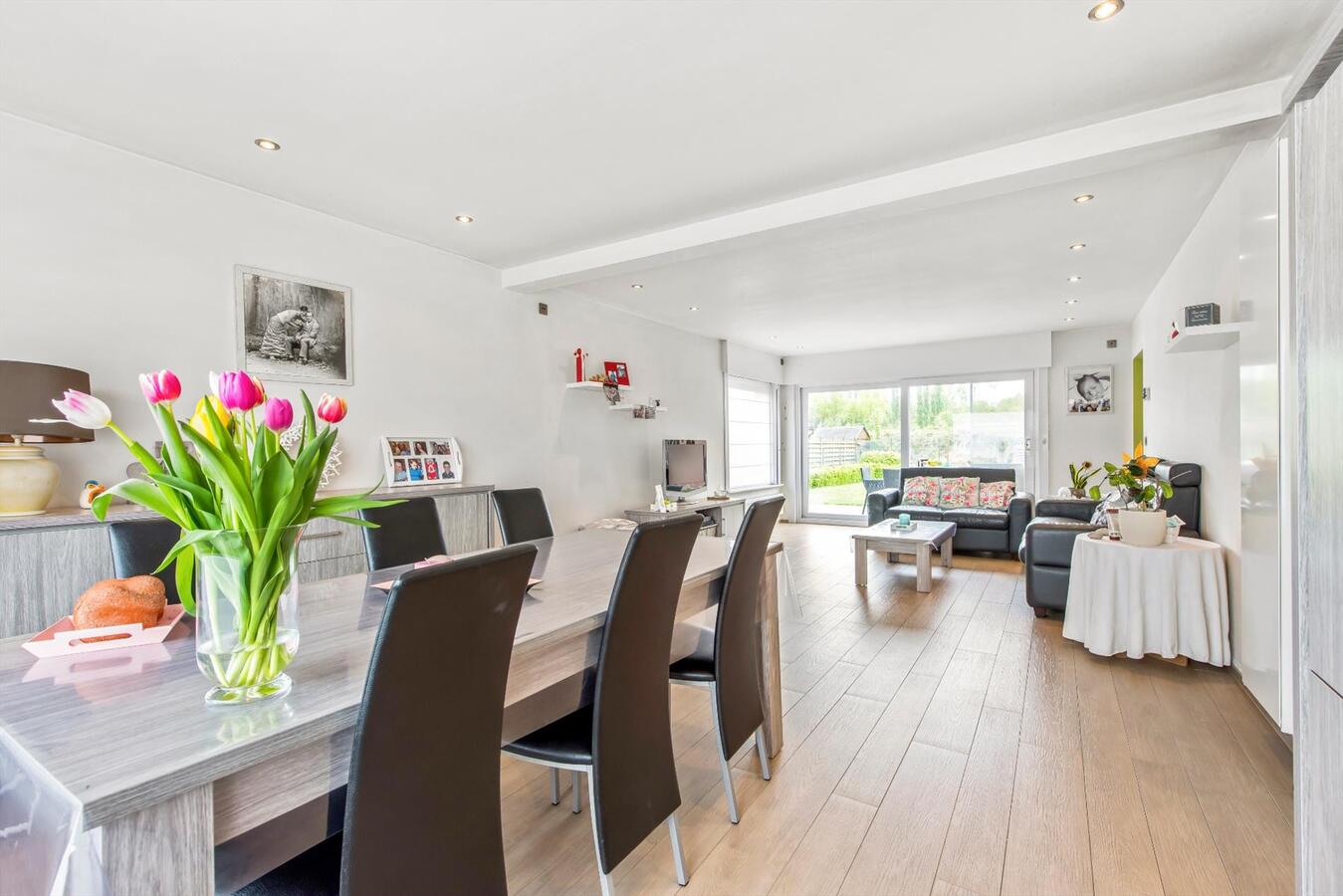 Prachtig gerenoveerde woning met 3 slaapkamers en zongerichte tuin. 