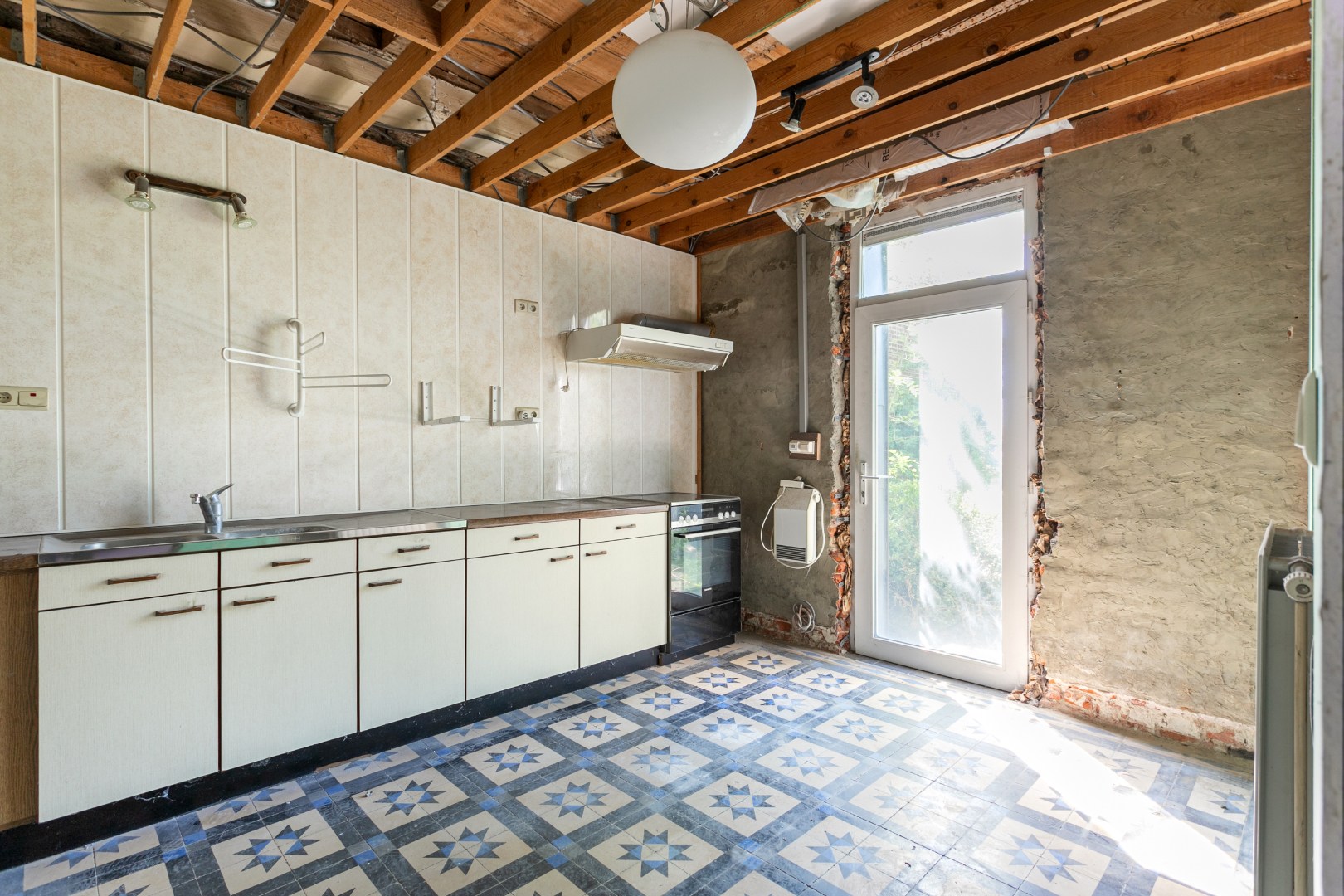 Te renoveren eigendom (317 m²) met veel potentieel, ruime tuin (6a 42ca) en dubbele achterliggende carport met toegang tot de achterliggende straat in Kester 