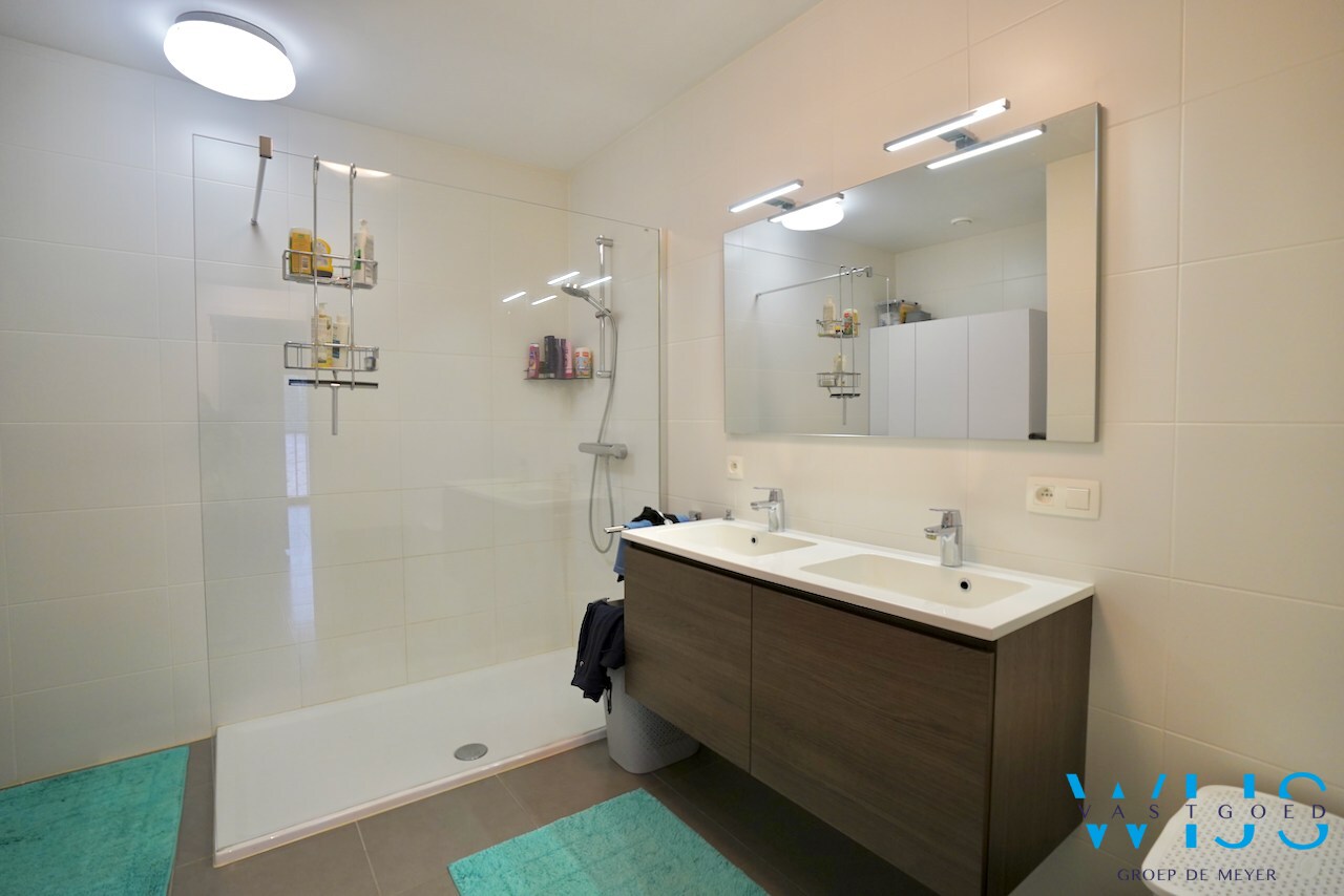 Prachtig appartement MET GARAGE in het rustige landelijke OOSTEEKLO ! 