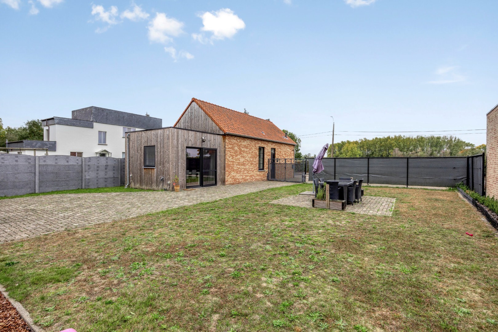 Instapklare woning met naastgelegen bouwgrond in Geel 