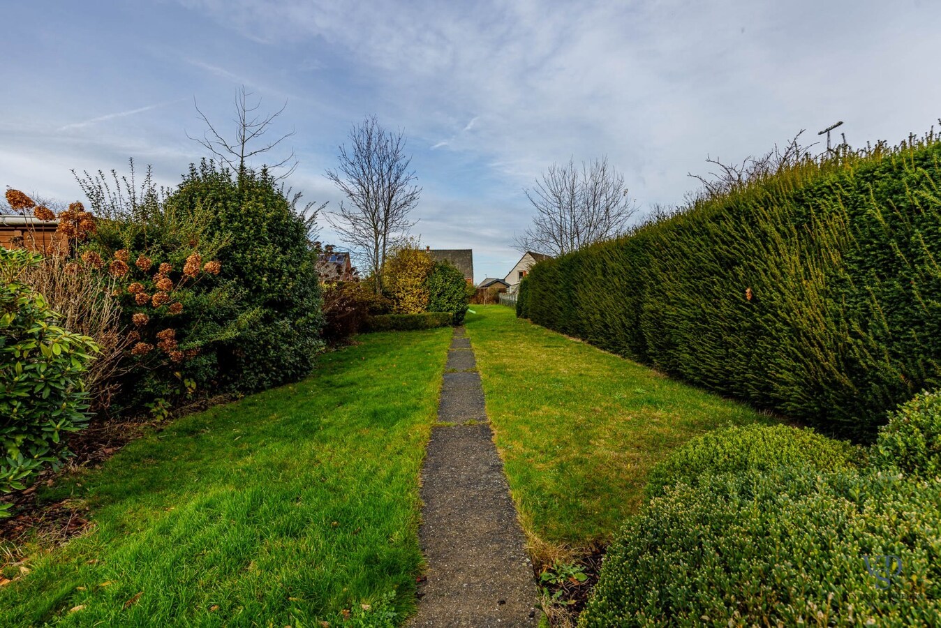 Ruime, deels gerenoveerde Half Open Bebouwing 