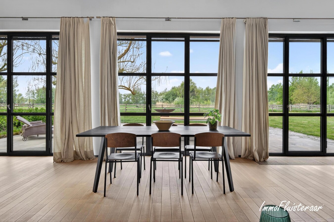 Exclusieve villa met professionele hippische accommodatie op ca. 14,5 ha (mogelijkheid tot aankoop extra gronden) te Astene (Deinze) 