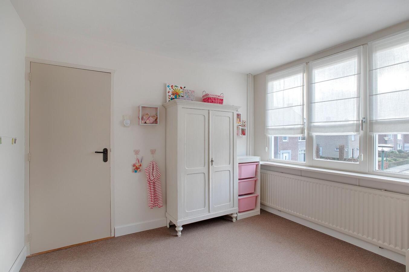 Ruim uitgebouwde hoekwoning met garage, berging, carport en vrije achterom gelegen in een rustige, kindvriendelijke straat tegenover een speelveld op 218 m² aan de Kievit 5 te Luyksgestel. 