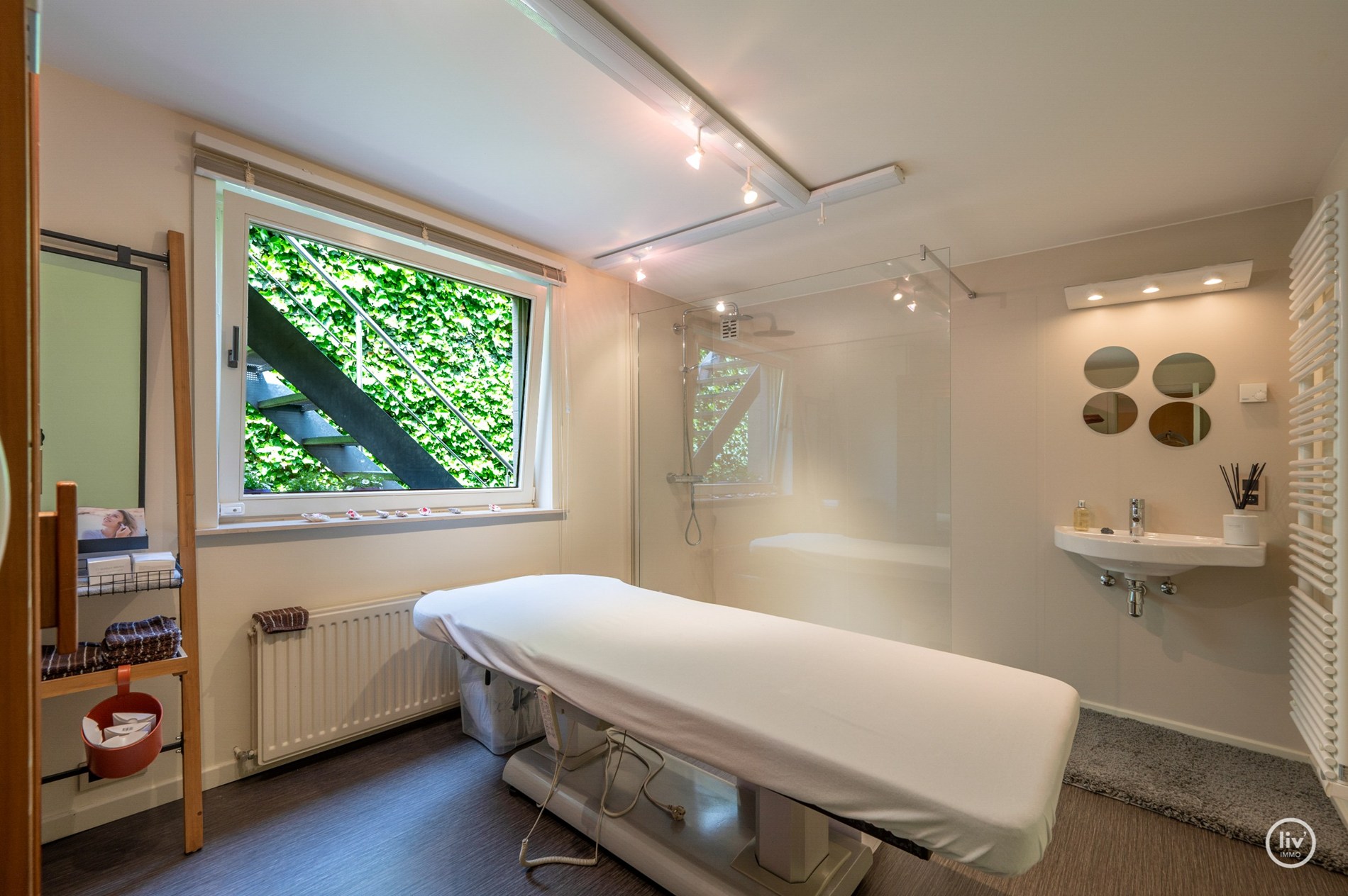 Fraaie bel-étage woning in het centrum van Knokke met Schoonheidssalon op het gelijkvloers. 