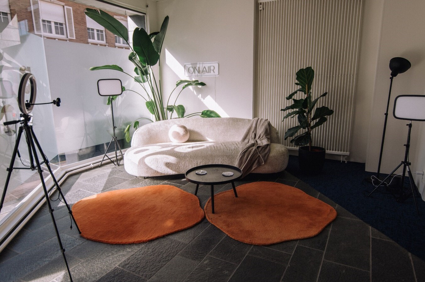 Ruim commercieel pand met parking. Uitstekende ligging nabij station en ziekenhuis. 