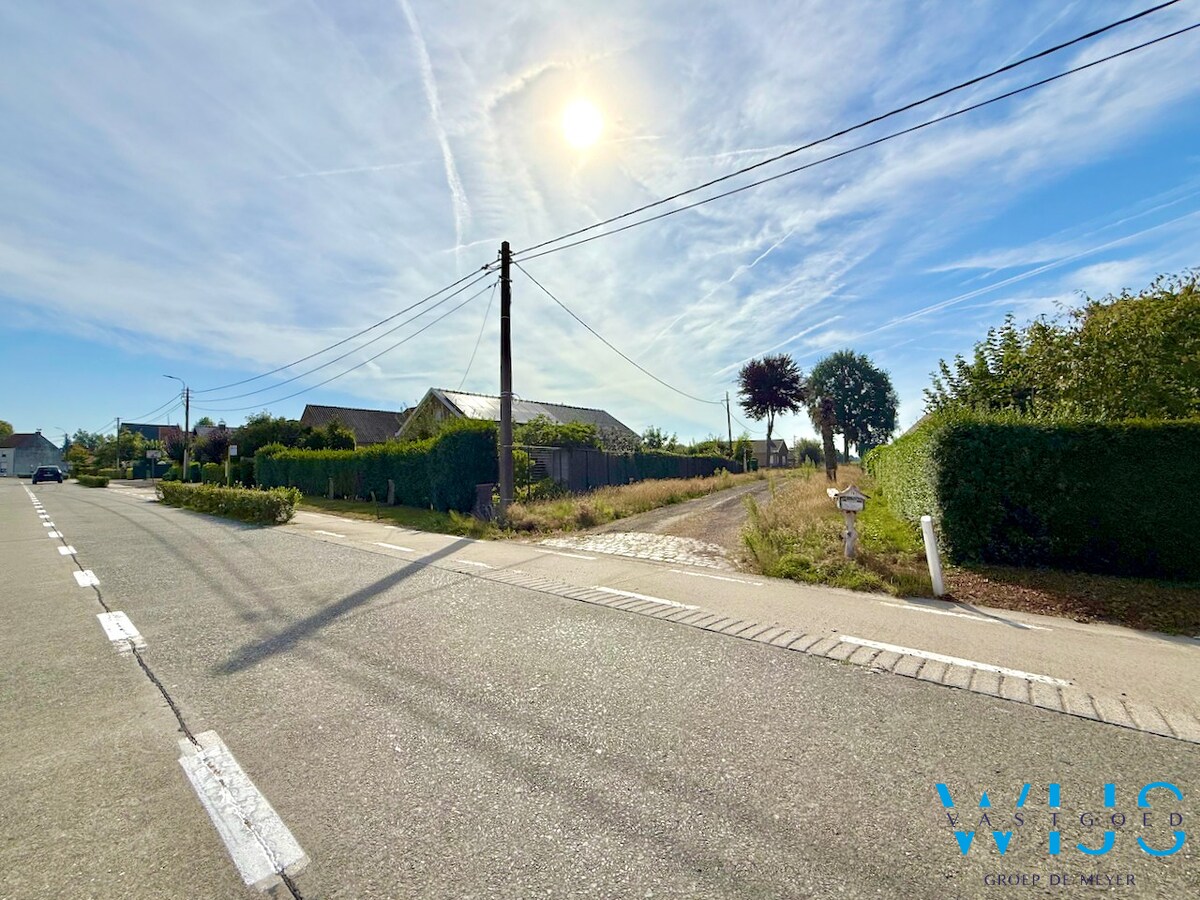 Op te frissen bungalow met 36.274m² grond te Oosteeklo ! 