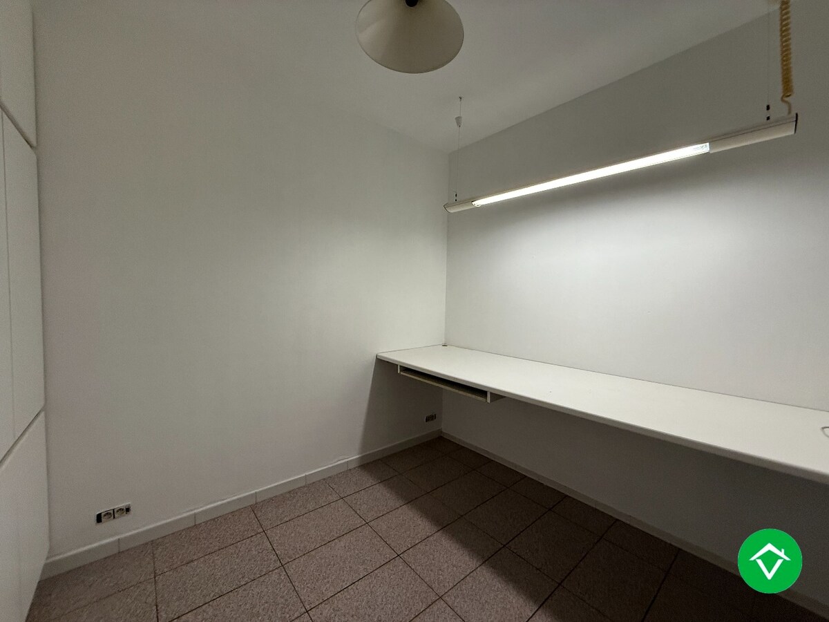 Woning met 4 slaapkamers, garage en tuin te Roeselare 