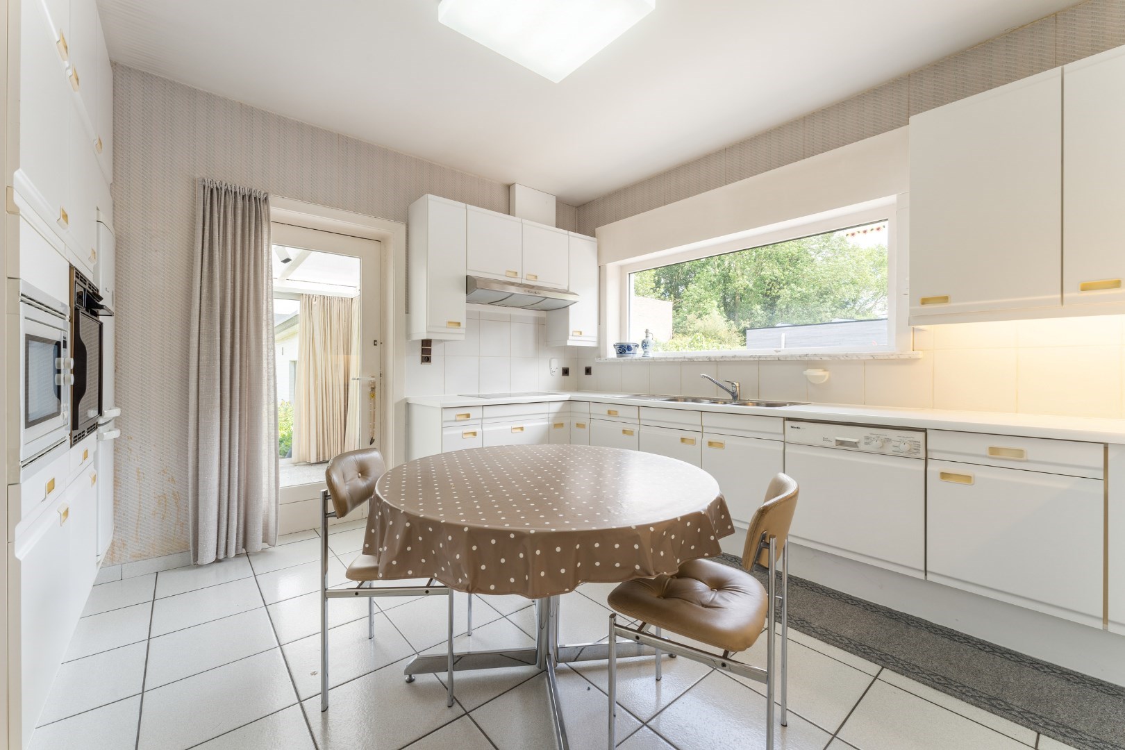 Centraal gelegen lichtrijke villa met 3 slpk, tuin en garage, Torhout 