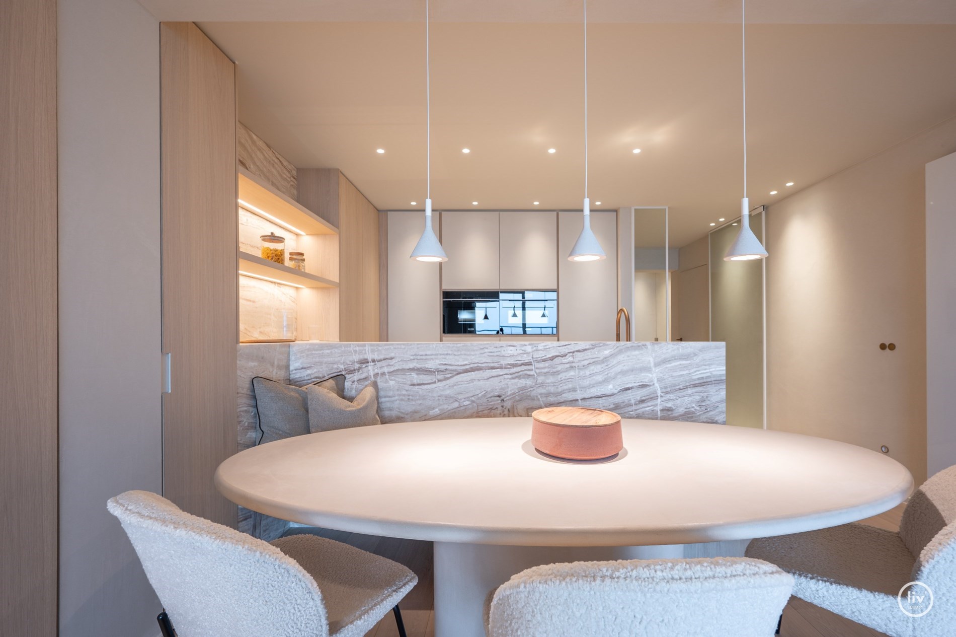 Appartement magnifiquement rénové avec vue frontale sur la mer situé sur la place de la tour de lumière à Knokke. 