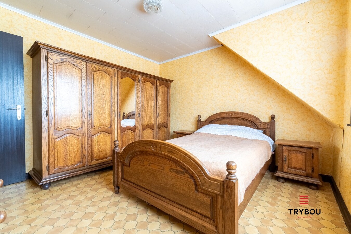 Verrassend ruime woning aan de rand van Houthulst op ruim perceel van 720m². 