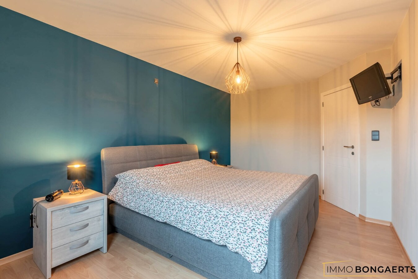 Ruime instapklare woning in het centrum van Neeroeteren met tuin, garage en 3 slaapkamers. 