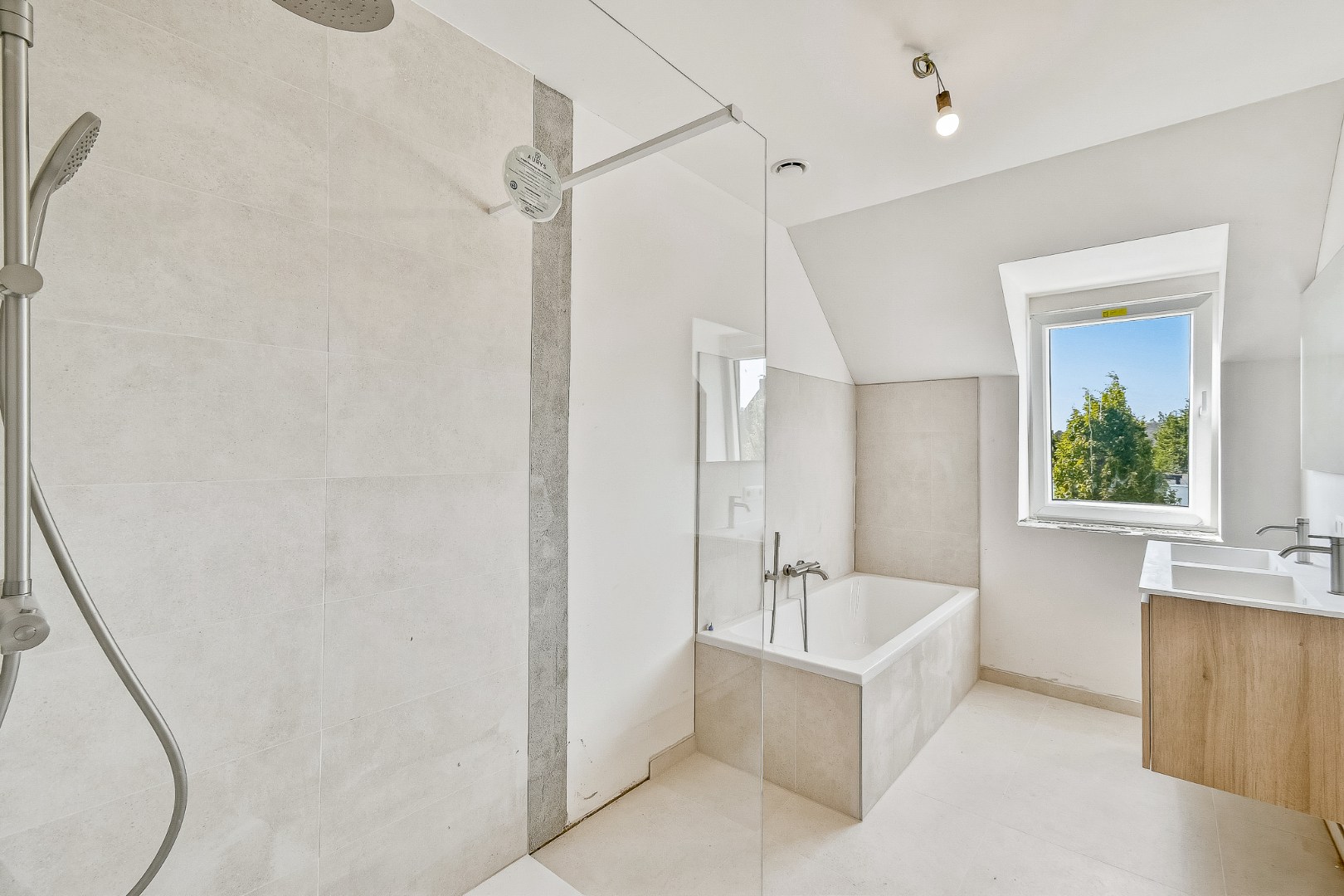 Gezinswoning met drie slaapkamers op goeie locatie 
