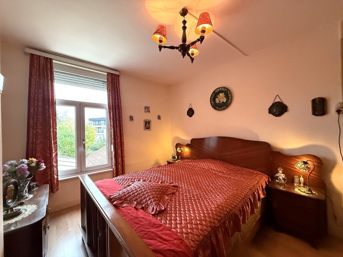 Twee woningen met totaal 5 slaapkamers en tuin te centrum Roeselare 