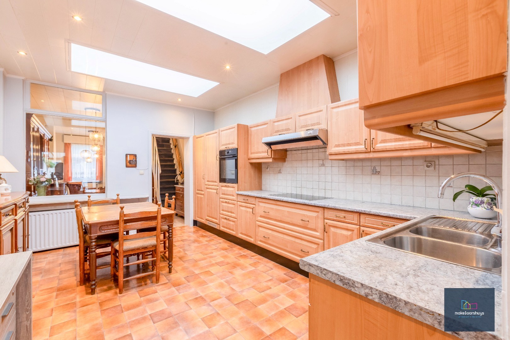 Charmante op te frissen rijwoning met ruime stadstuin 