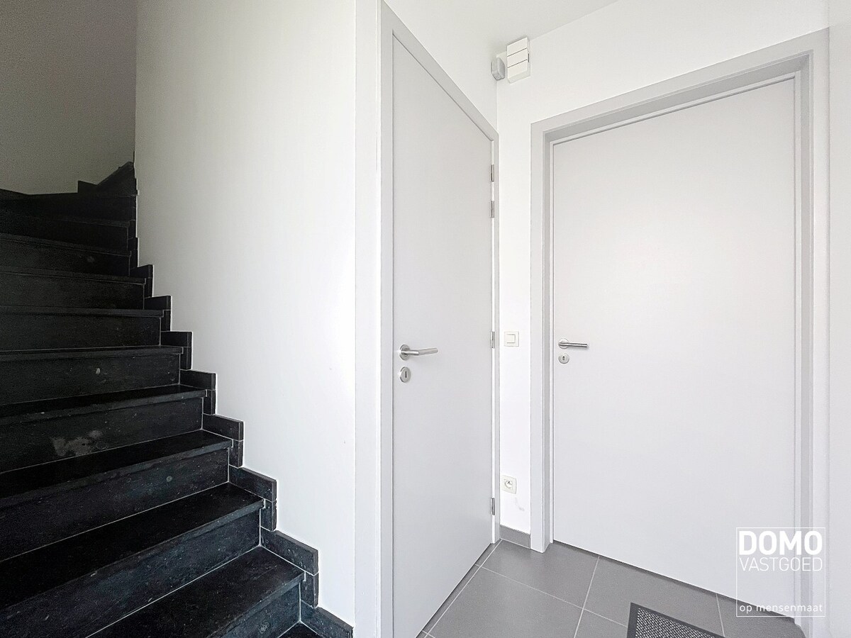 RUIME NIEUWBOUWWONING MET 3 SLAAPKAMERS, TUIN EN TERRAS TE BERINGEN (PAAL) 