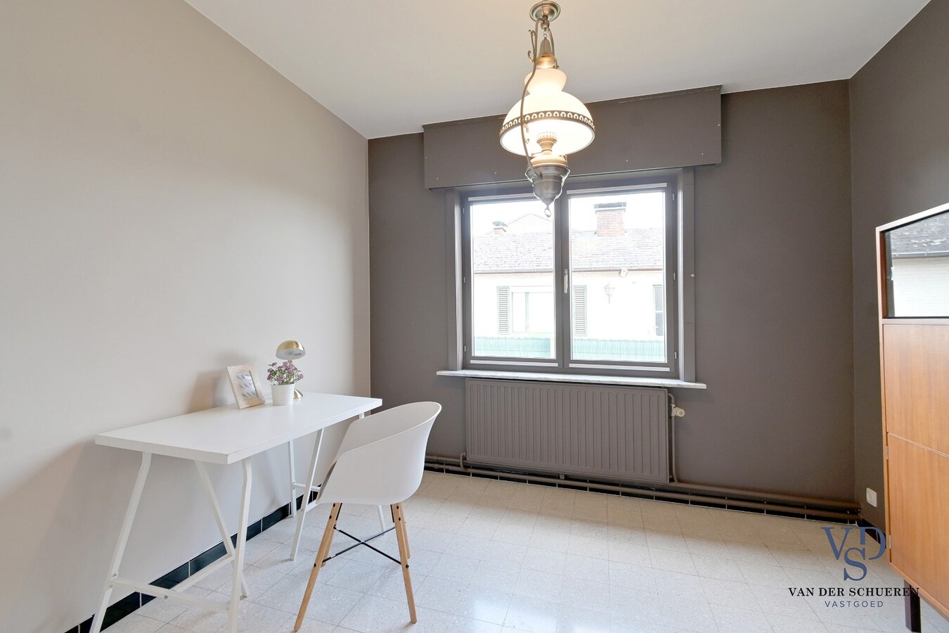 Gelijkvloerse woonst, in een residentiële wijk. 