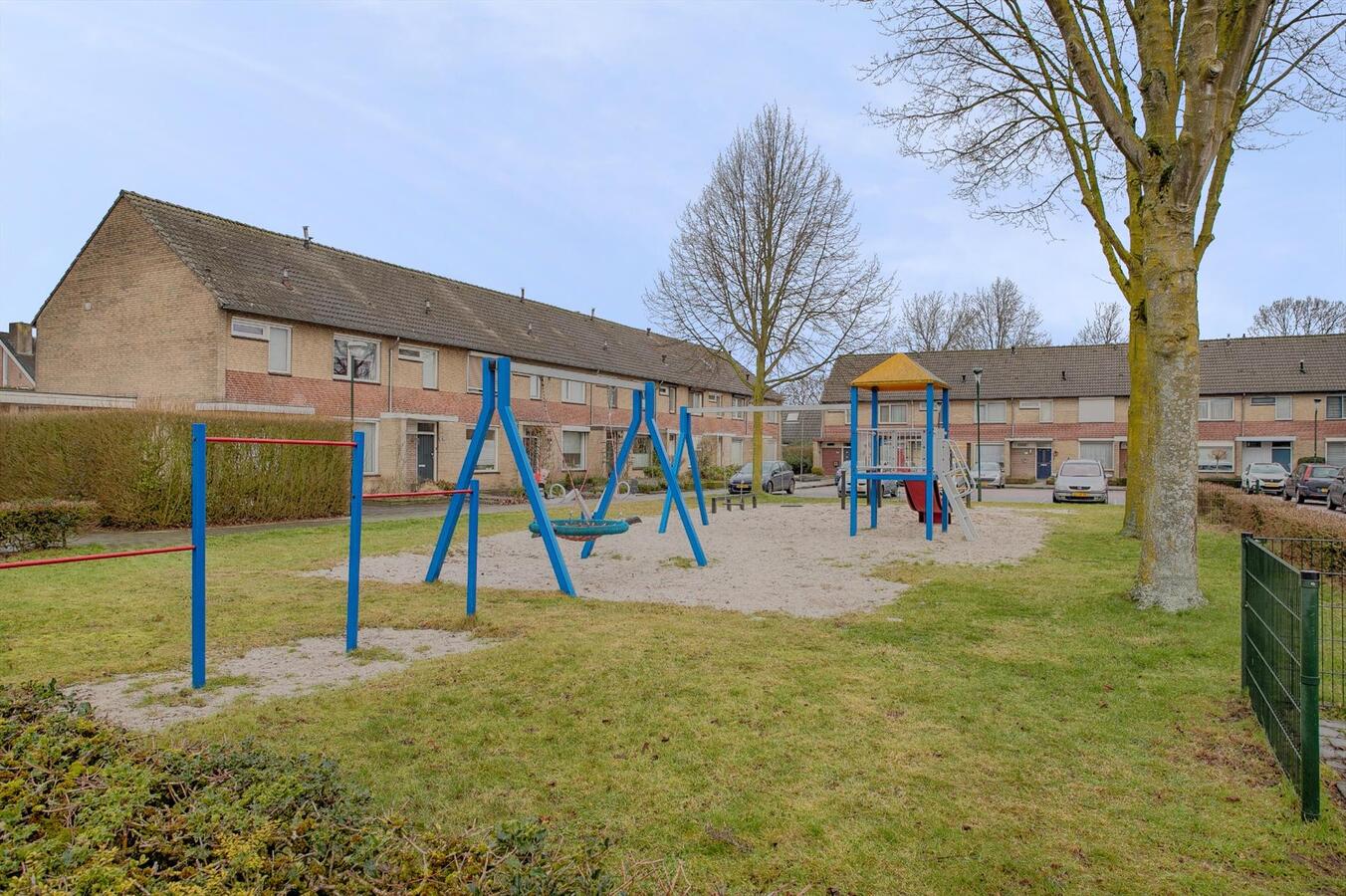 Halfvrijstaande woning met berging en vrije achterom gelegen in een rustige wijk in Bladel. 