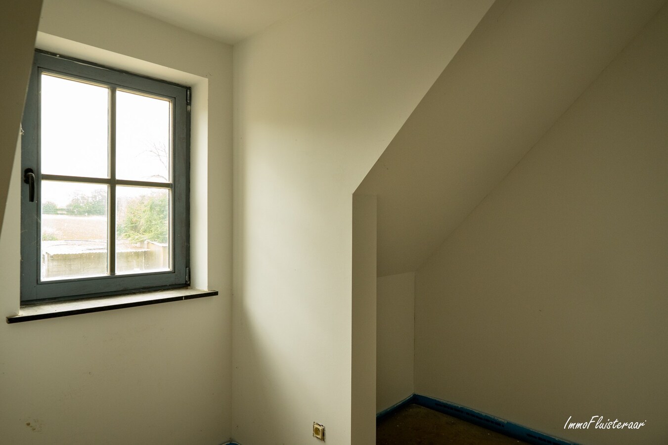 Hoogwaardige ruwbouwvilla met bijgebouw en weide 