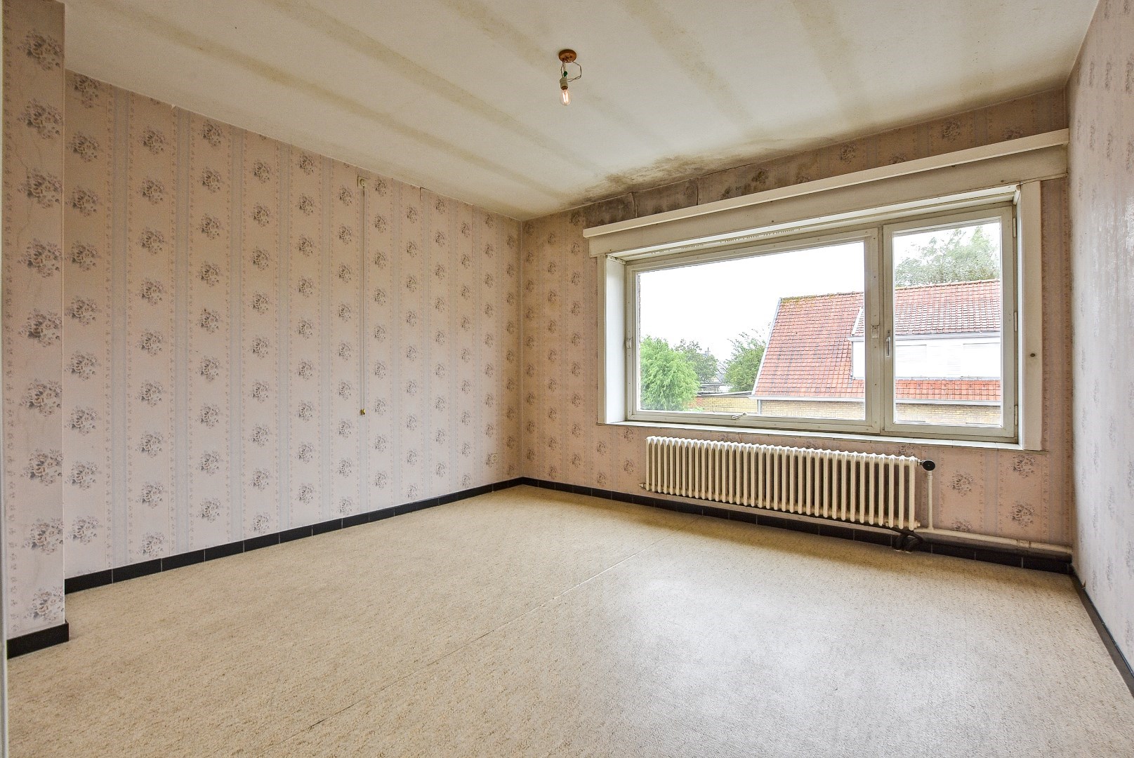 Ruime rijwoning met 5 slaapkamers te centrum Veurne. 