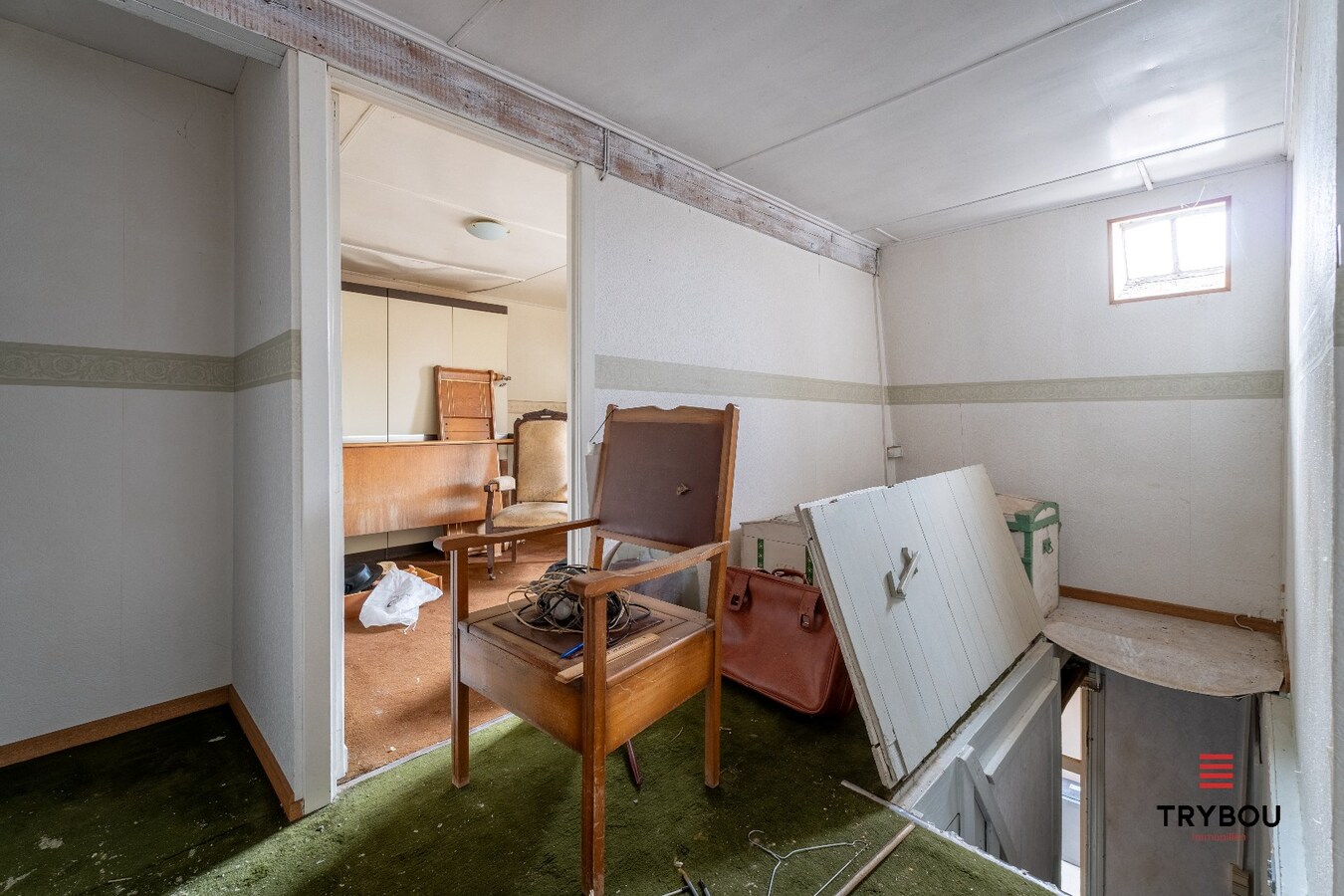 Ruime woning met winkelruimte, loods (optioneel) en garage 