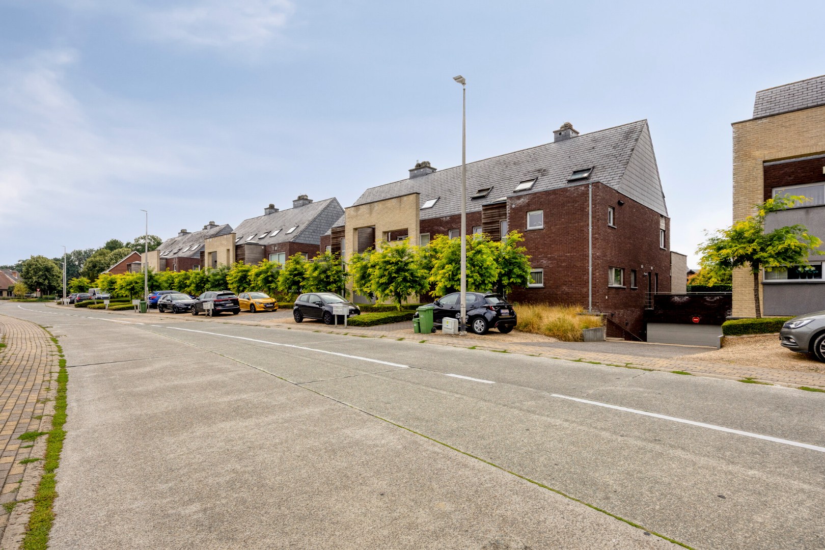 Gelijkvloers appartement met 2 slpk, 2 parkings en 2 kelderbergingen. 