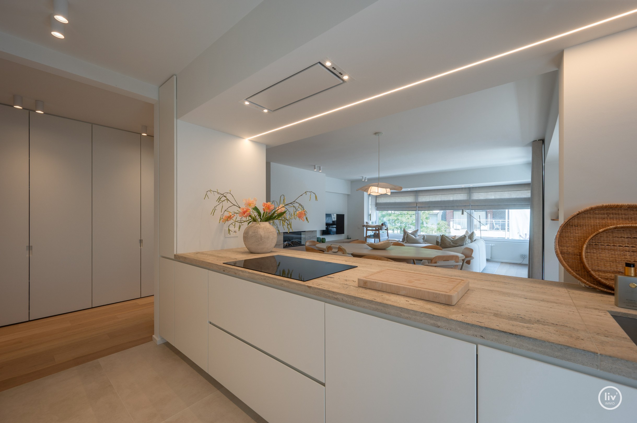 Prachtig, ruim (131 m2) HOEKappartement, volledig gerenoveerd centraal gelegen op de Lippenslaan vlakbij de zeedijk te Knokke. 