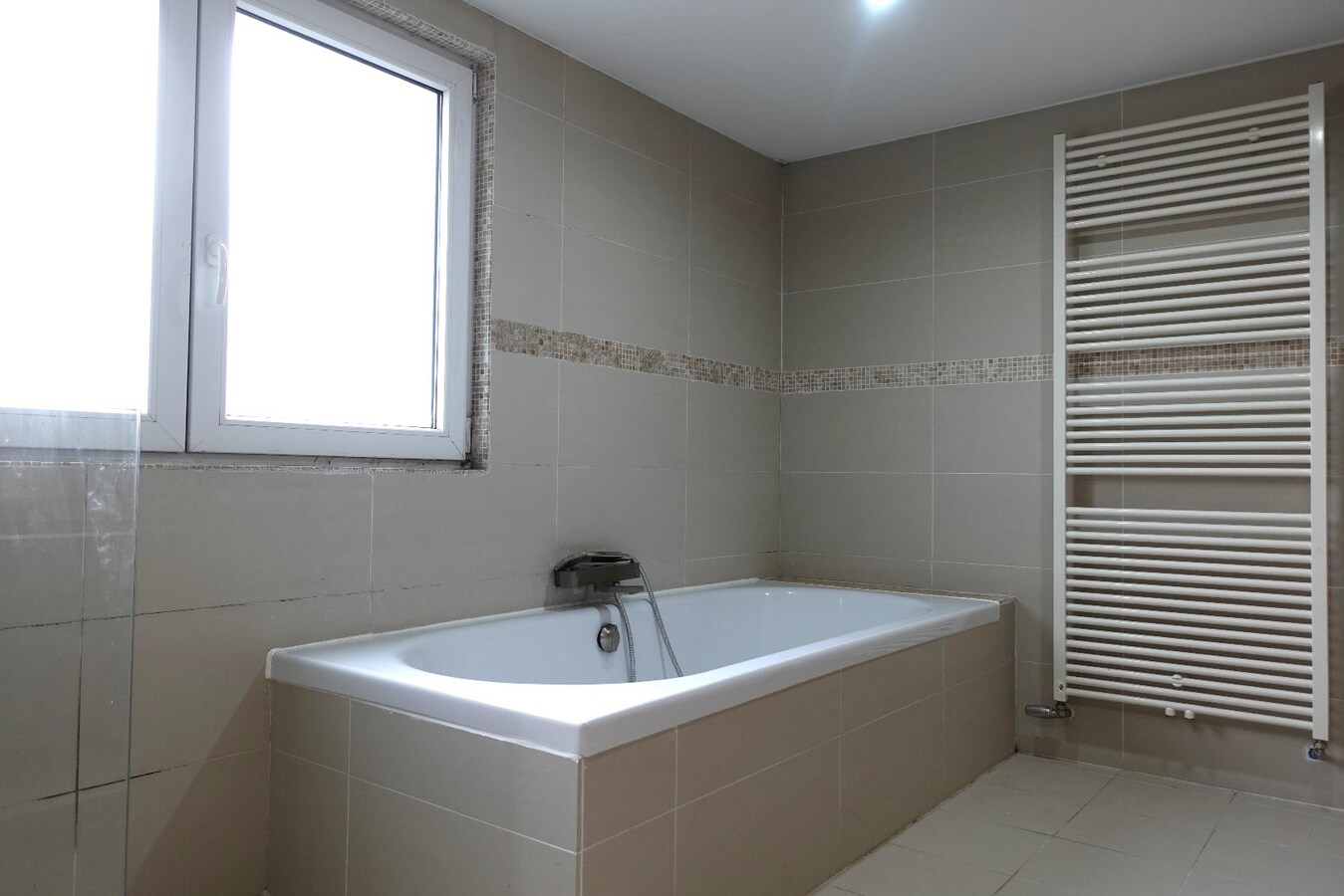 Gerenoveerde, instapklare rijwoning met 4 slaapkamers en uitweg 