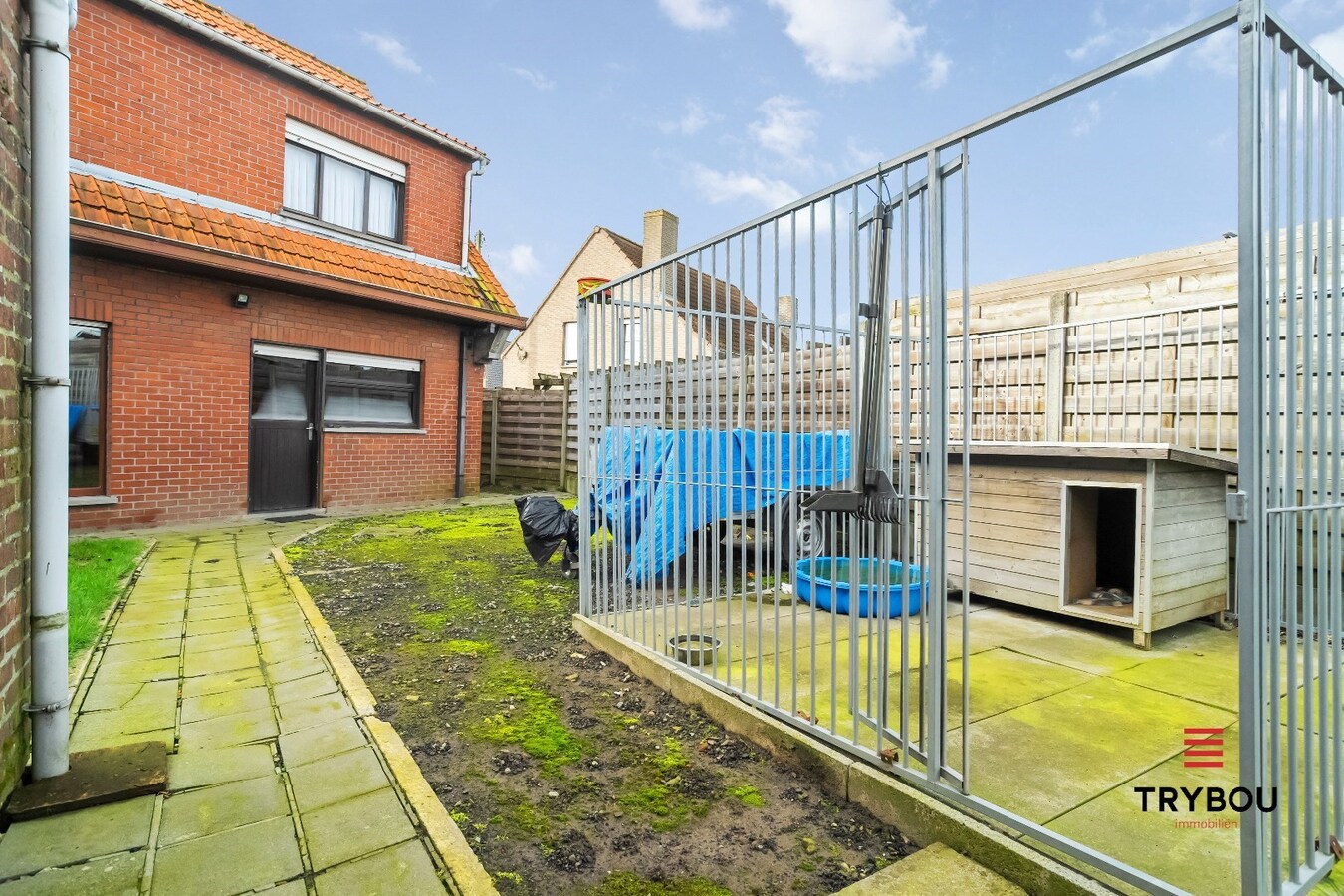 Halfopen woning met drie slaapkamers op ruim perceel van 770 m² 