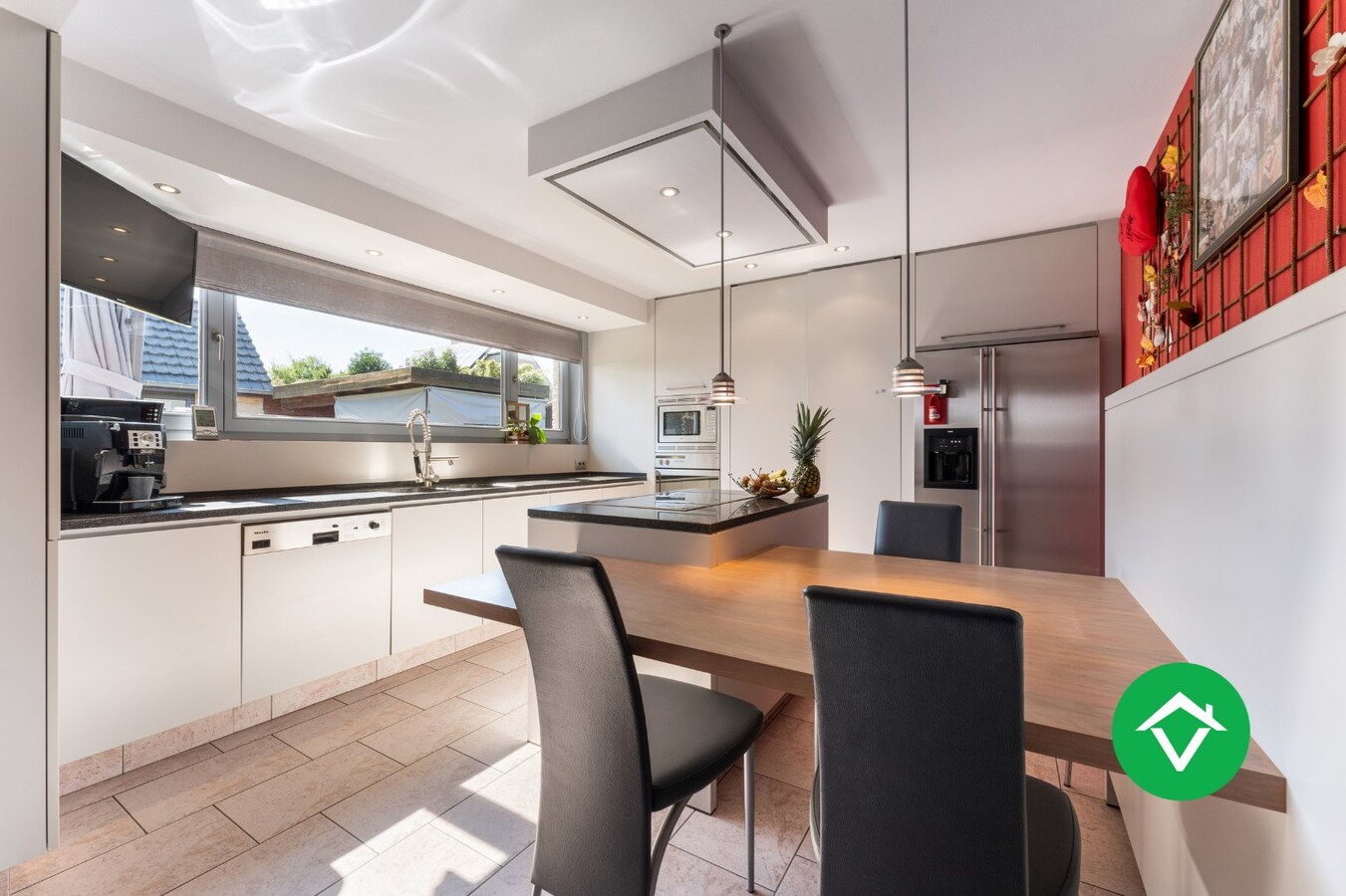 Ruime open bebouwing met 4 slaapkamers en 3 garages in Kortemark 