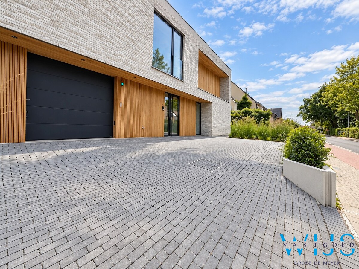 High-end gelijkvloers appartement met tuin te Lembeke ! 