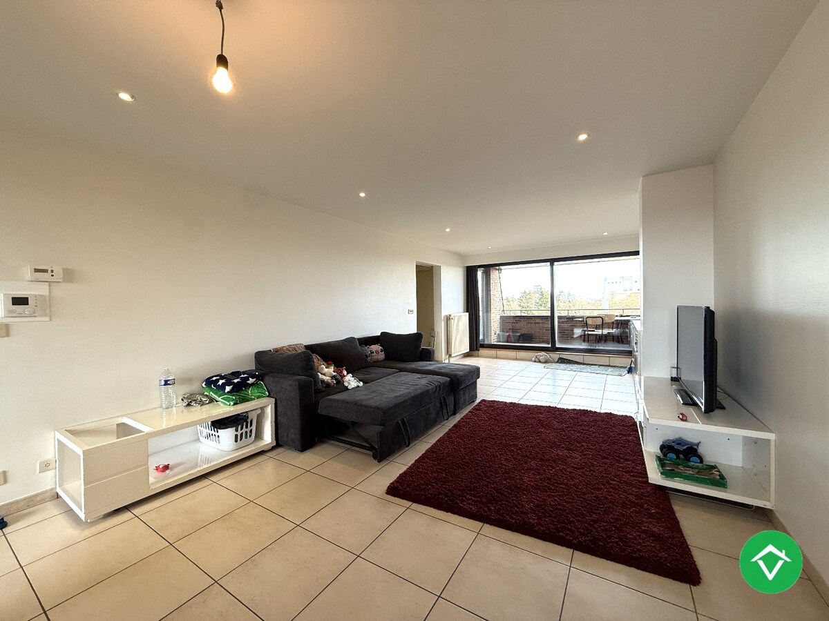 Instapklaar dakappartement met 4 slaapkamers met 2 terrassen en autostaanplaats te Roeselare 