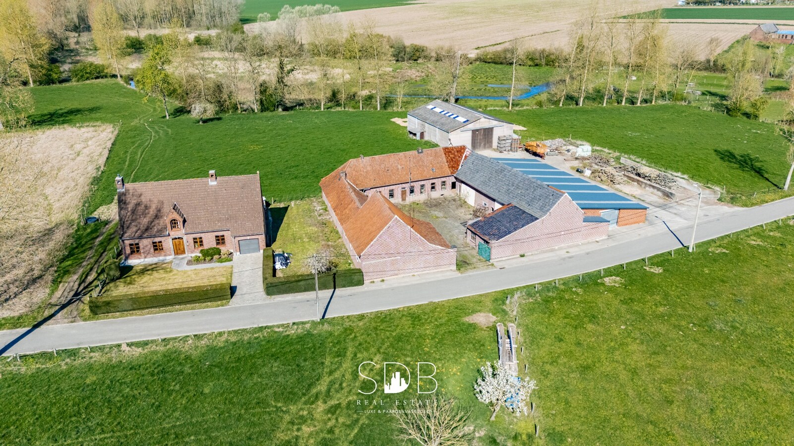 Boerderij met aanpalende graslanden op 12.970m² + mogelijkheid tot bijkopen graslanden +/-20ha 