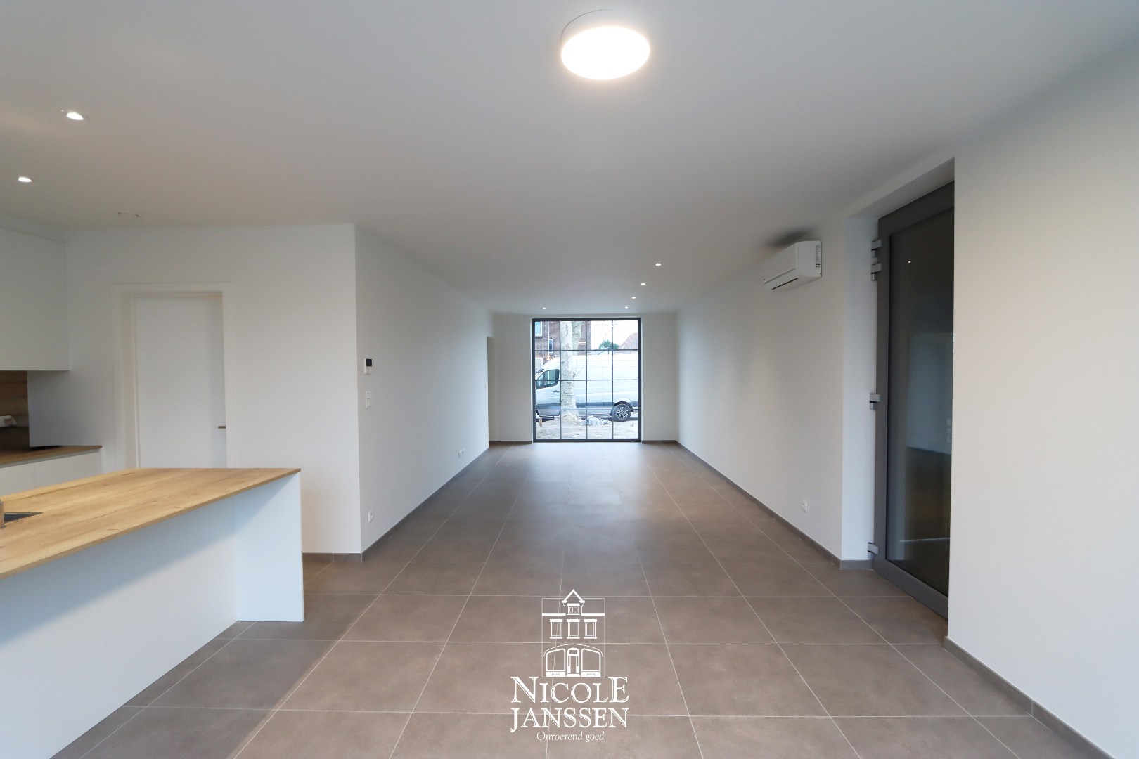 Nieuwbouwwoning met carport 